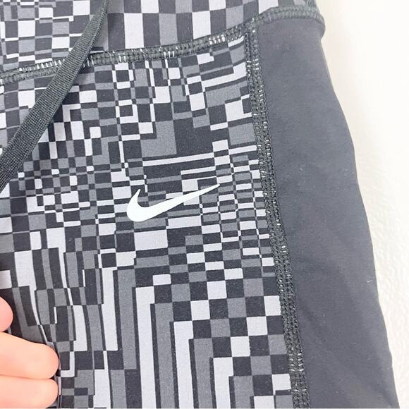 Nike Dri-Fit Athletic Cropped Leggings Woman’s size S Black and White - Picture 2 of 9